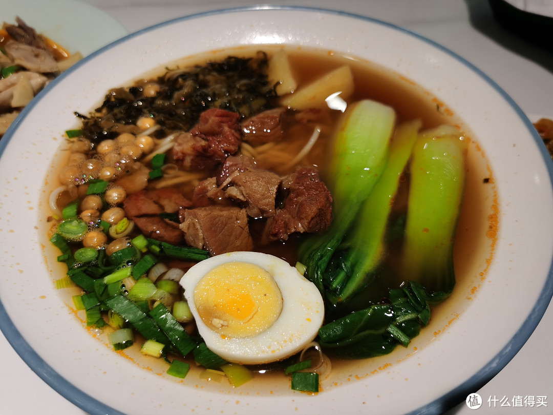 乌鲁木齐丨 机场里的餐饮店还有自助水果、小菜，可续杯的饮料？[设计书]就是这样一家店！