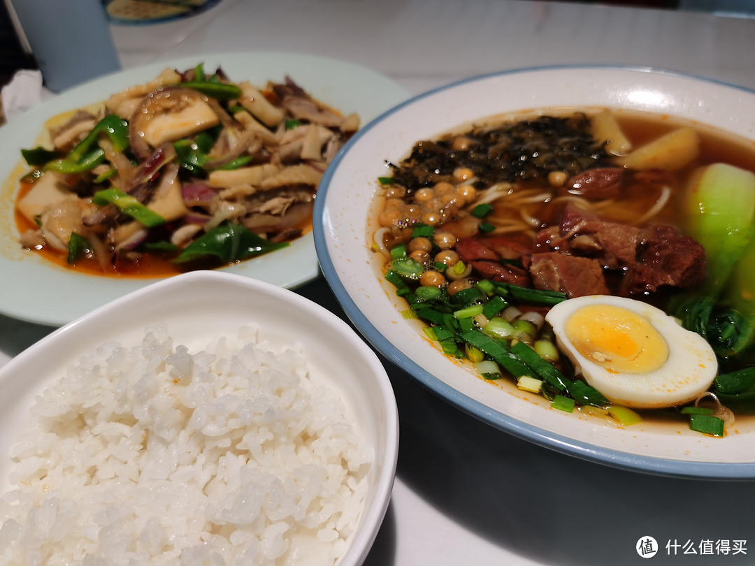 乌鲁木齐丨 机场里的餐饮店还有自助水果、小菜，可续杯的饮料？[设计书]就是这样一家店！