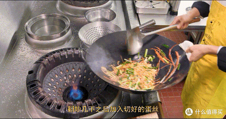 厨师长教你:用泡面做“鸡蛋肉丝炒面”,干香美味,方便简单