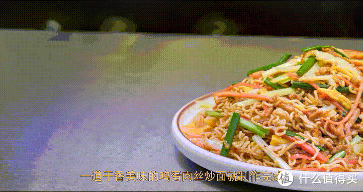 厨师长教你:用泡面做“鸡蛋肉丝炒面”,干香美味,方便简单