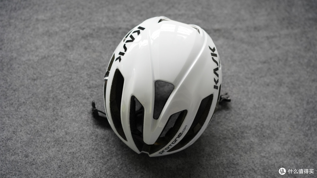 喜欢这款头盔很久了,直到去年双十一才下手,因为一直关注价格和正品