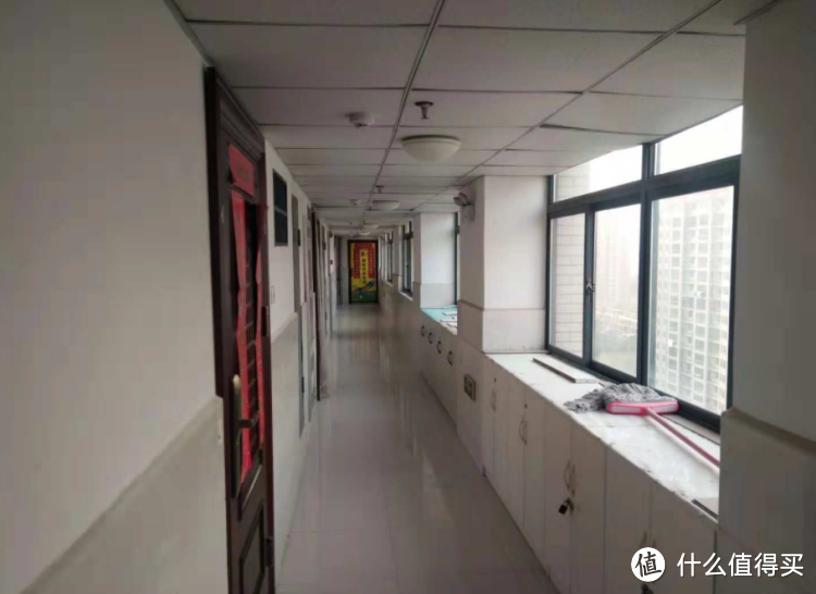 参观45㎡单身公寓,大单间格局放两张床,感觉天天都在住酒店