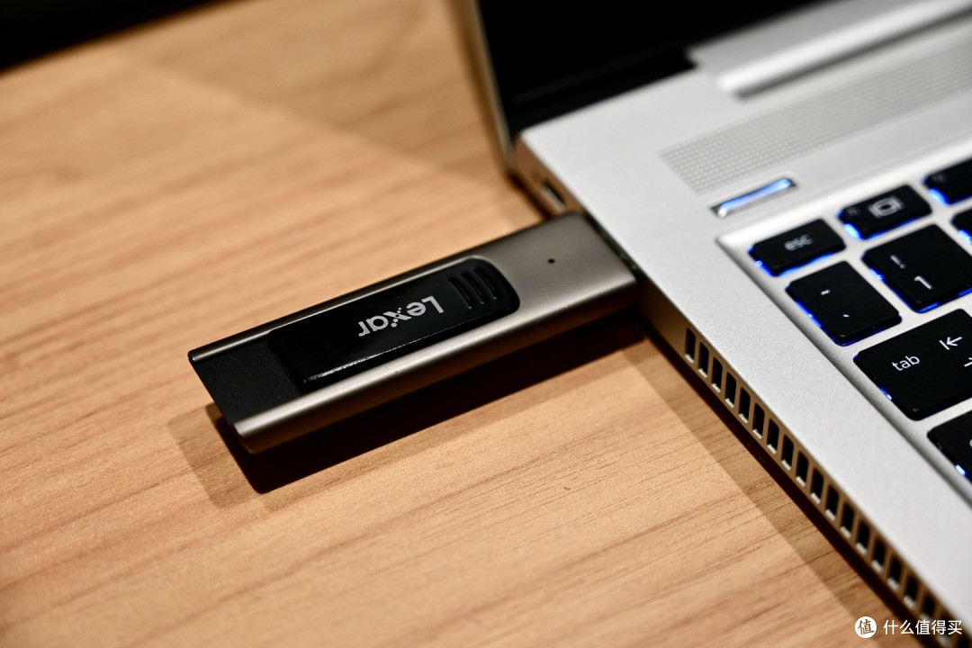 狂飙秒速400MB!雷克沙M900高速优盘