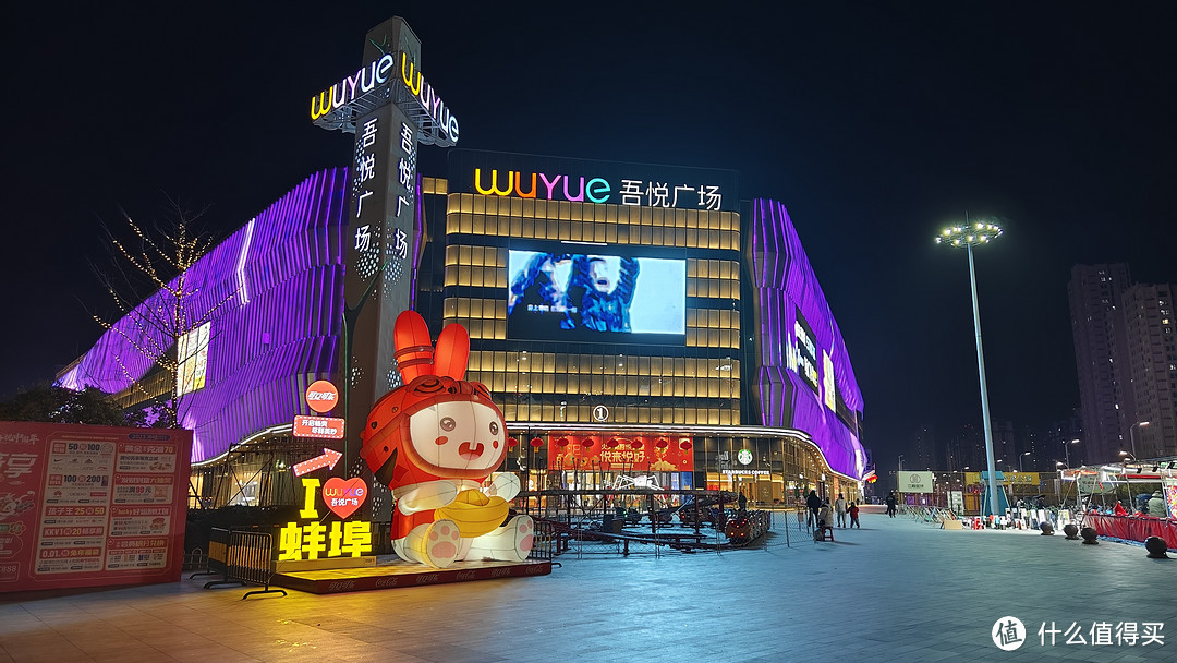 夜景模式对LED灯牌处理的非常好，几乎没有炫光，广场右侧超高亮度的照明灯也只有一点点炫光，我就想问一句：还有谁！！！！