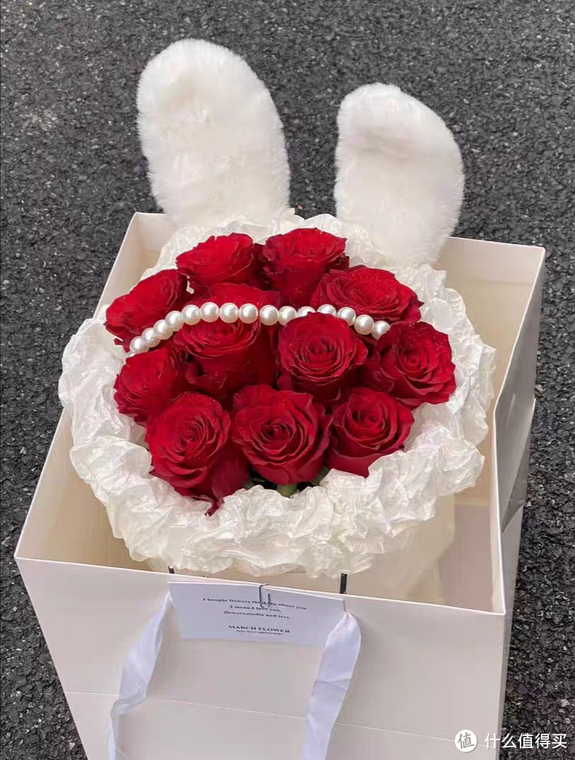 兔耳朵包装的玫瑰花，来自兔年情人节的仪式感