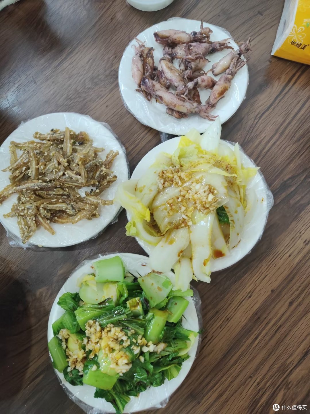 然后这个是我们在一个小店吃的一些，一大锅白粥5元钱，肉是10元一份，菜好像是6元一份，淋上浓香的花生油和蒜蓉，非常的香