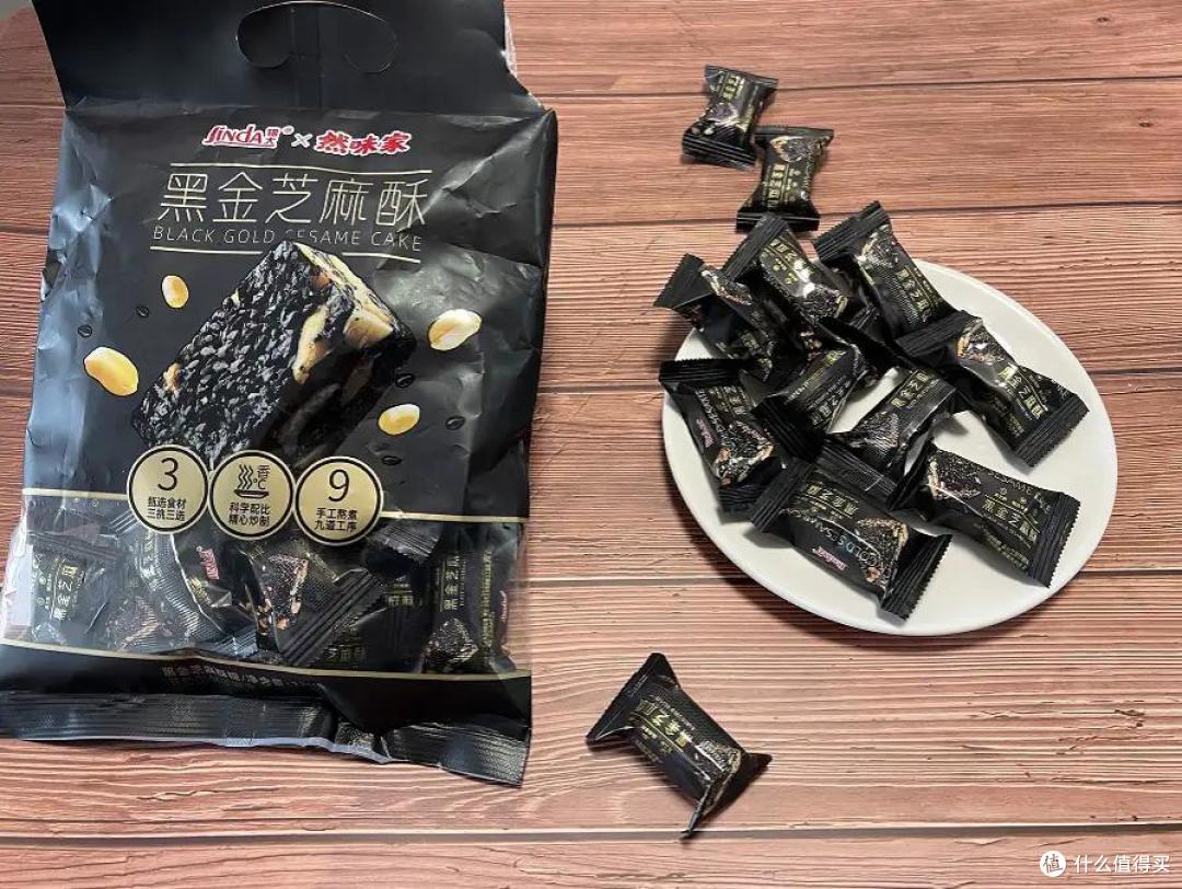 锦大黑金芝麻酥，手工熬煮而成，好吃得很