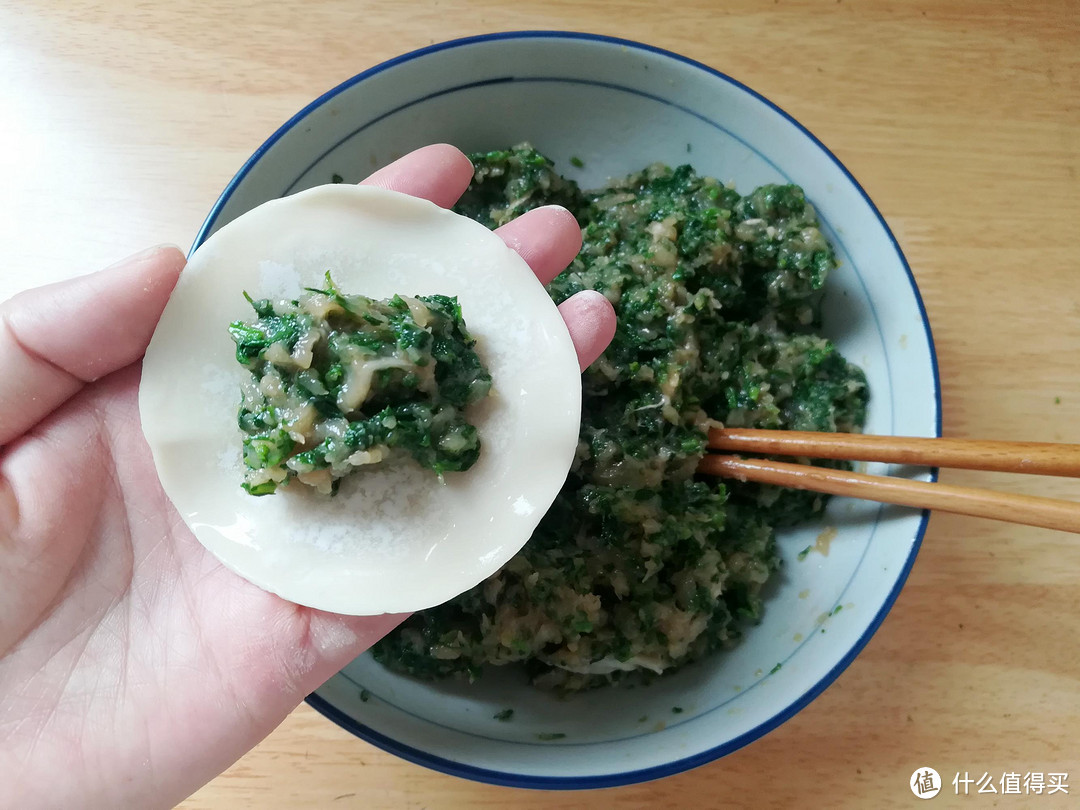 春天，用“野菜第一鲜”包饺子，鲜美又营养，等上一年也值得