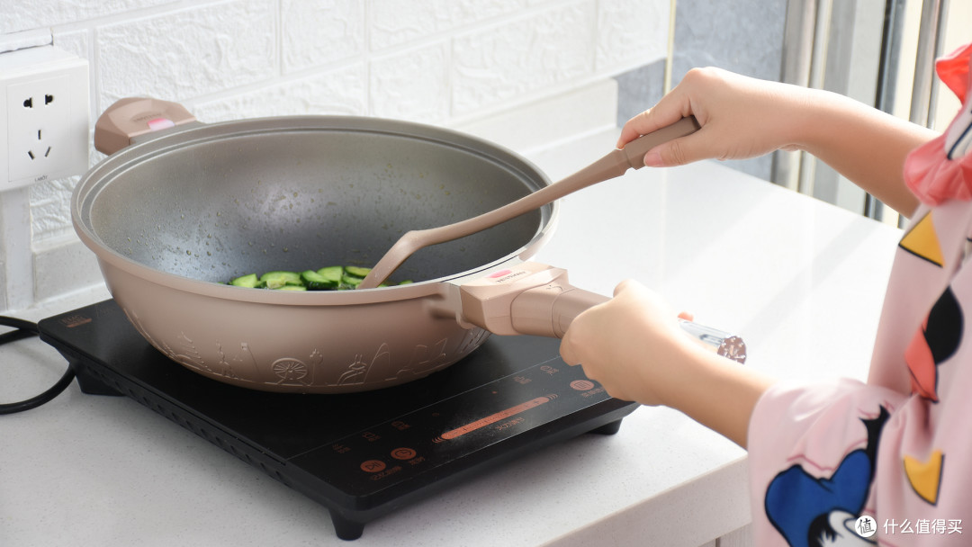 帝伯朗Century城际系列八合一浮雕多用锅:煎炒蒸煮,一锅搞定!