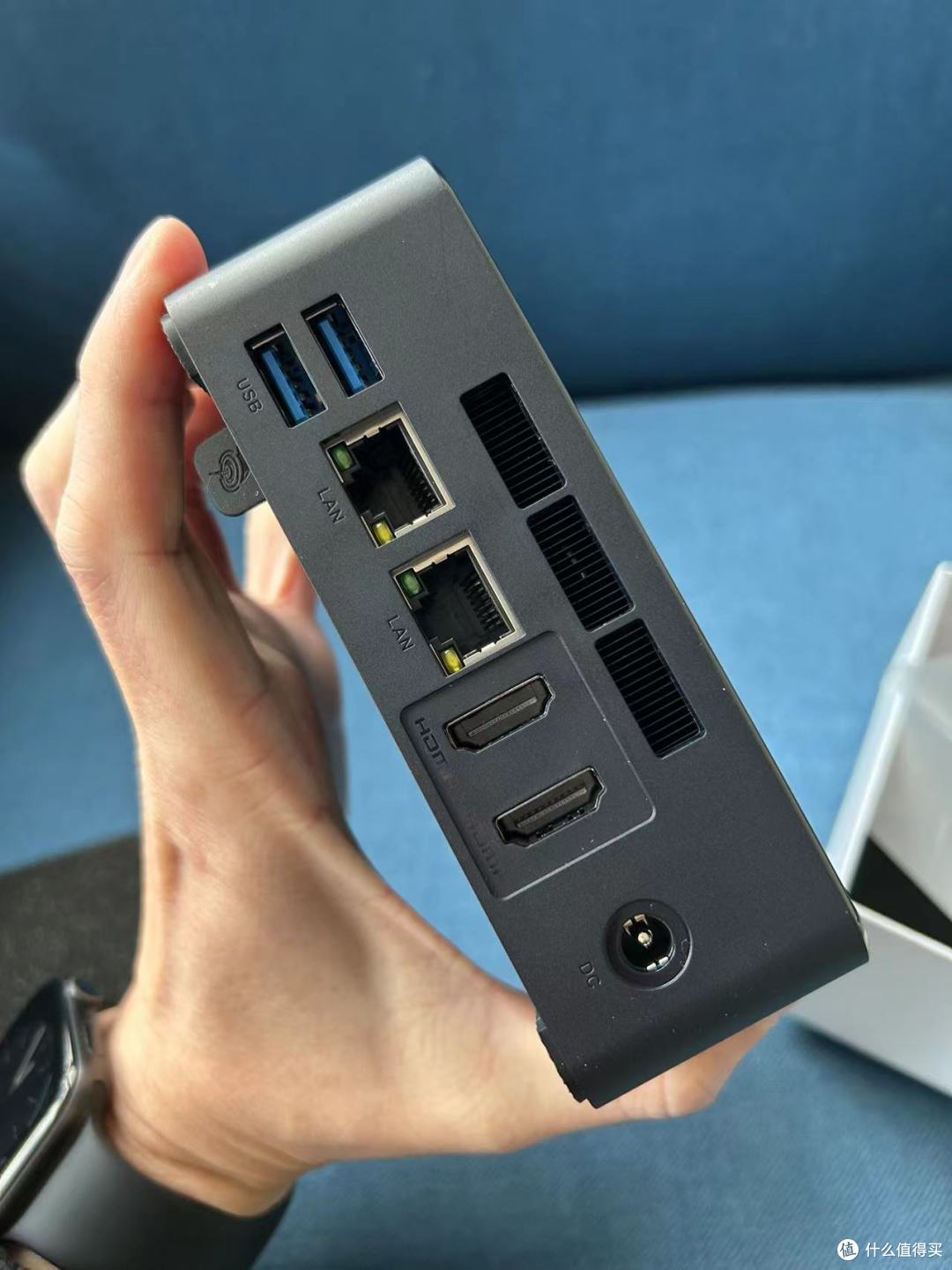 背面是双USB3.0，双网口，双HDMI，一个电源口，还有风扇的散热孔