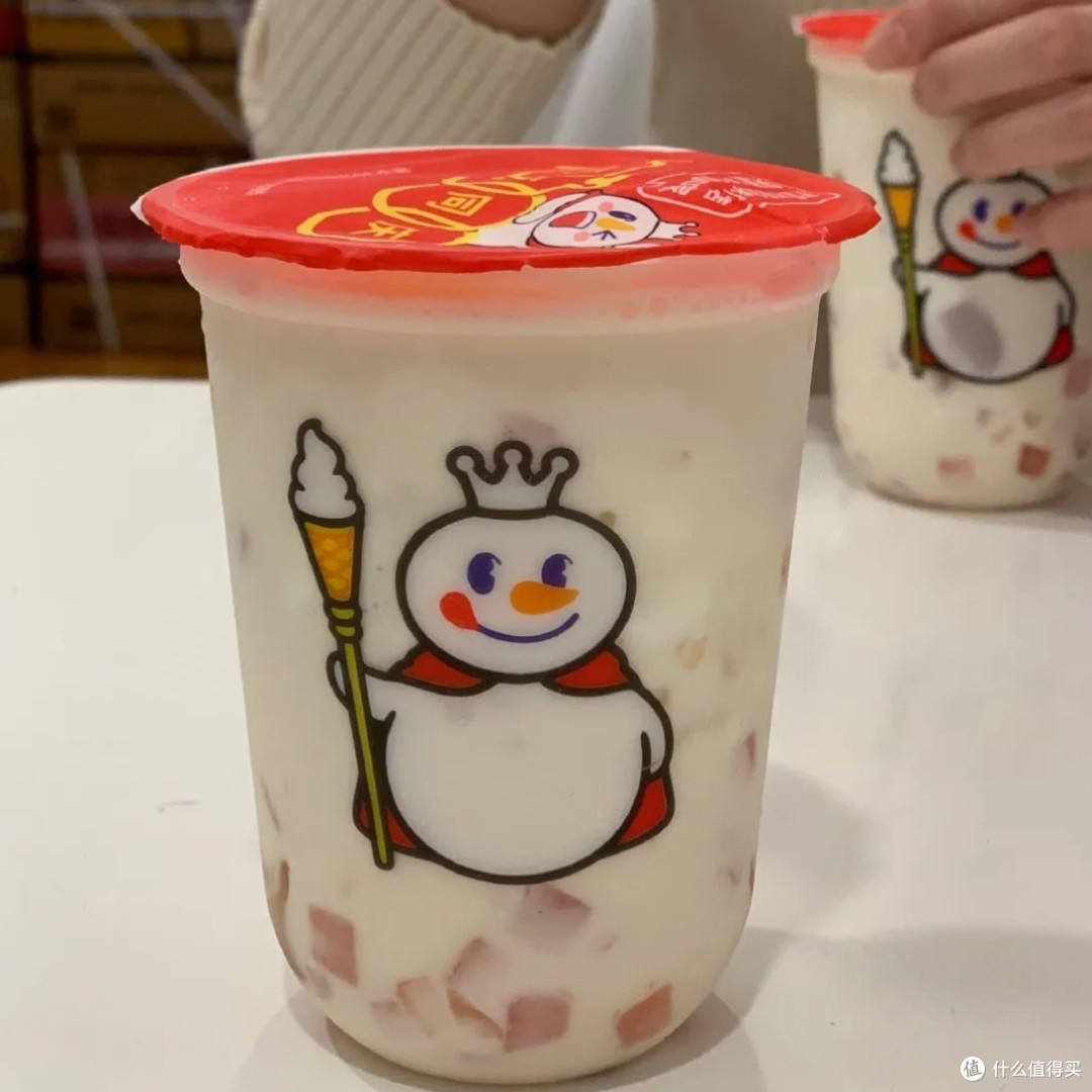 来蜜雪冰城喝桃桃摇摇奶昔