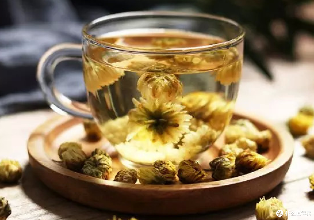 建议家中常备菊花茶，清凉甘甜又解渴