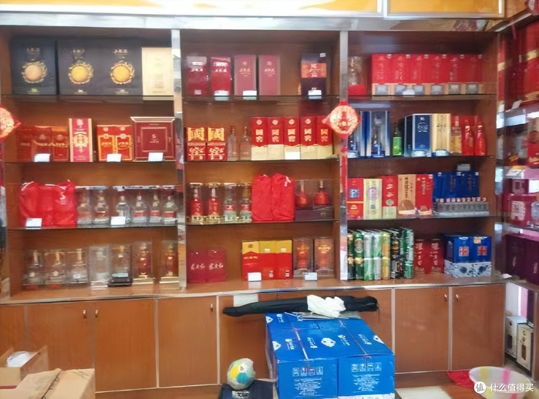 判断白酒品质有妙招，往里面加一滴油，是好是坏立马现形，涨知识