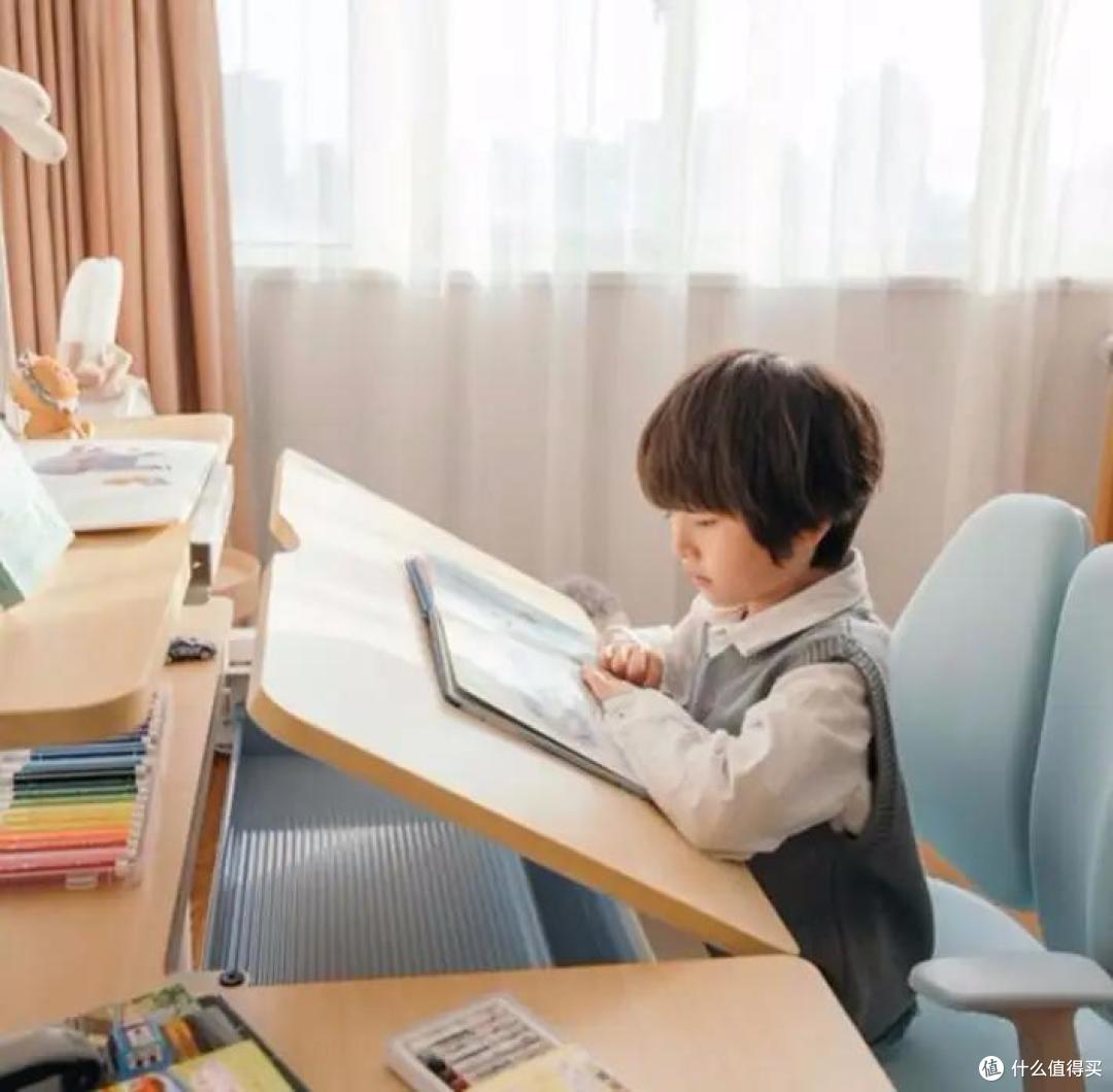 新学期要提高孩子的学习效率,先要准备好桌椅!
