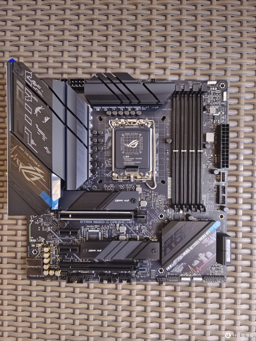 可以超频12代非K CPU，还支持DDR5