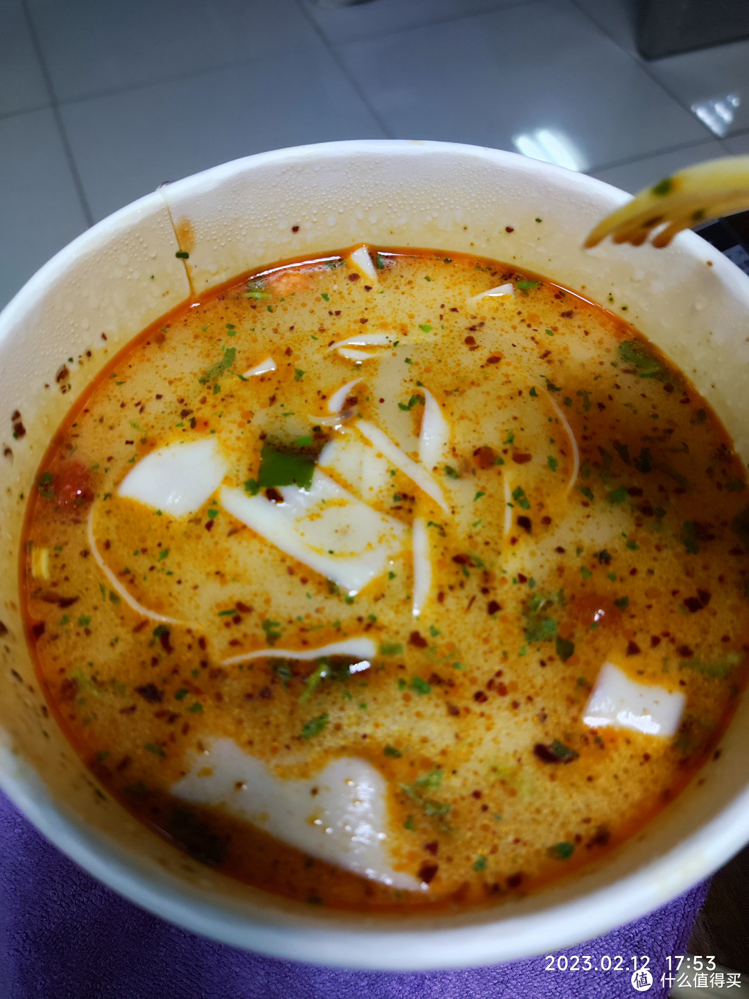 郑州这边老式烩面的汤就是这种色，不是纯白色汤