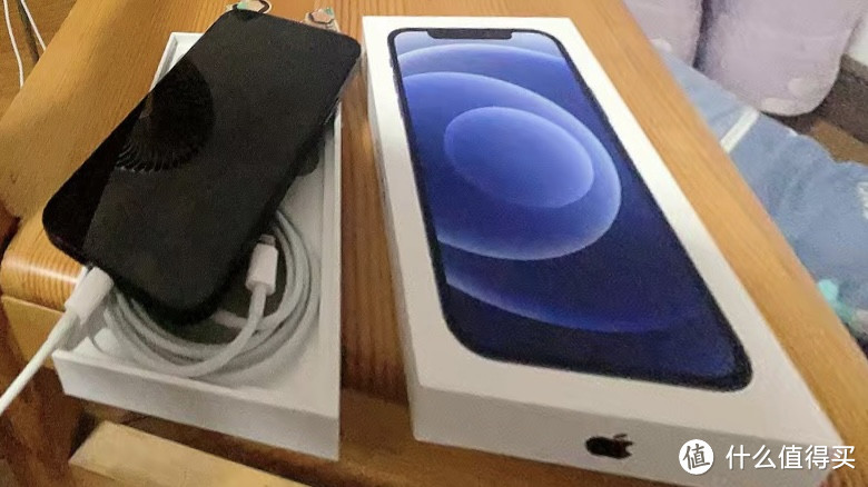 情人节礼物。送给对象的iPhone12手机。