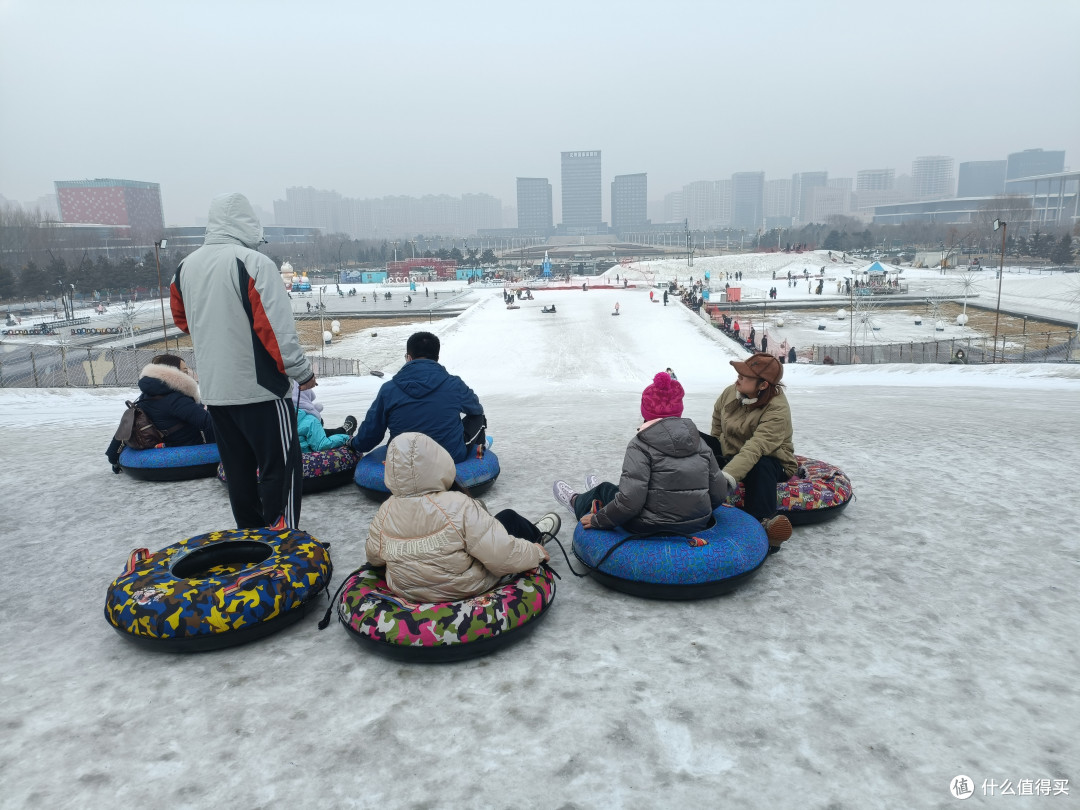 抓住东北冬天的尾巴，开心的陪孩子玩雪