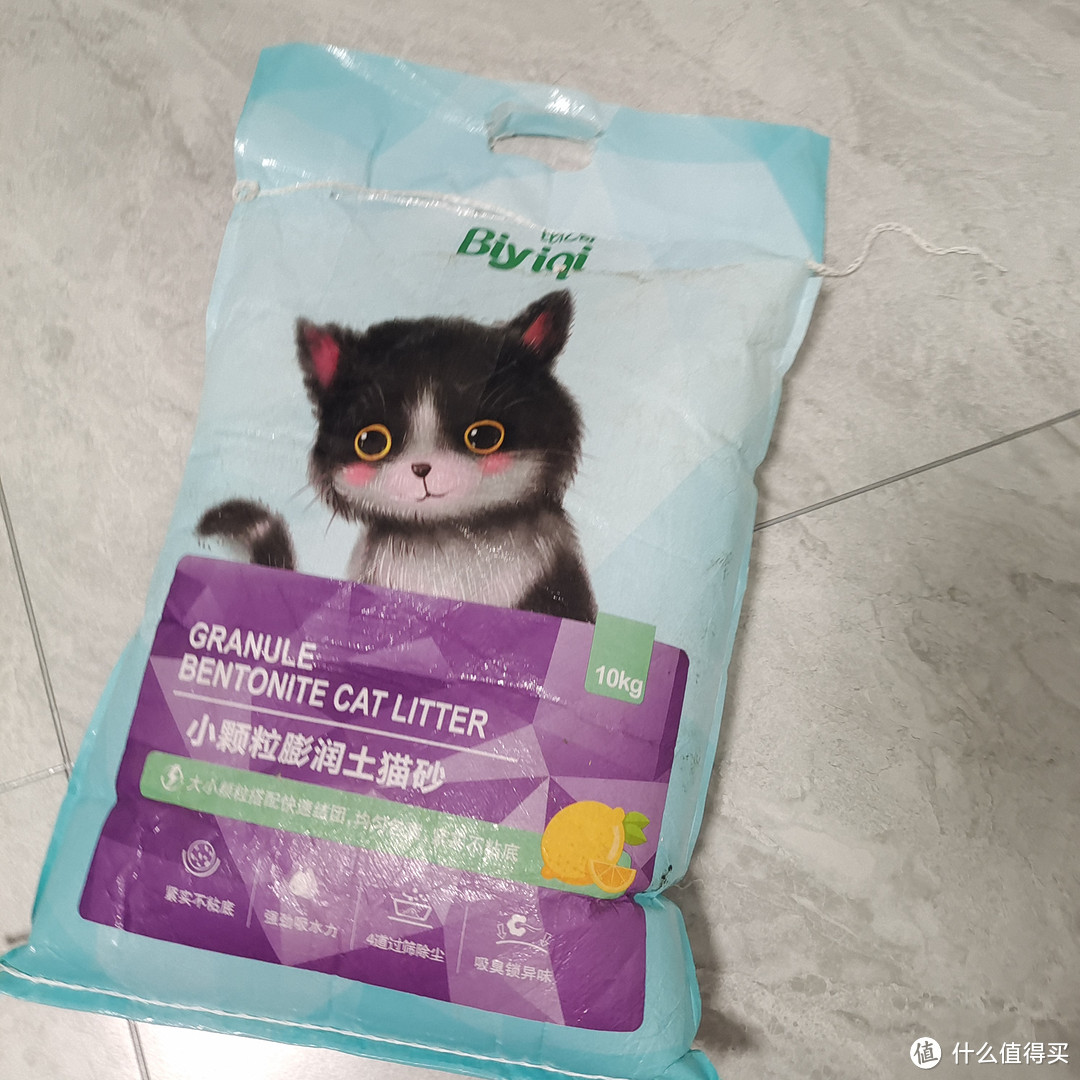 猫咪特别喜欢这个脚感很好的猫砂,推荐所有养猫家庭都去尝试一下。