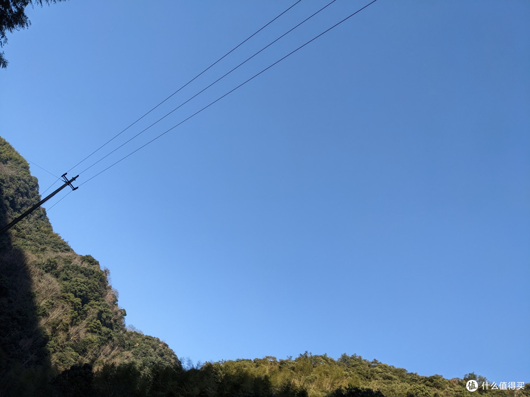 铜坑村附近在修建隧道，所以距离铜坑村最近6km处随处是施工的痕迹。