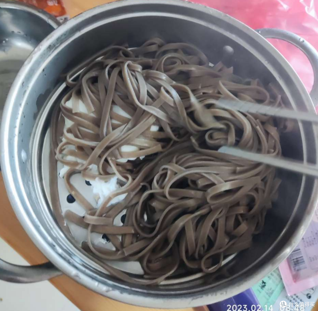 ▲五分钟后，用面捞出，沥干水份