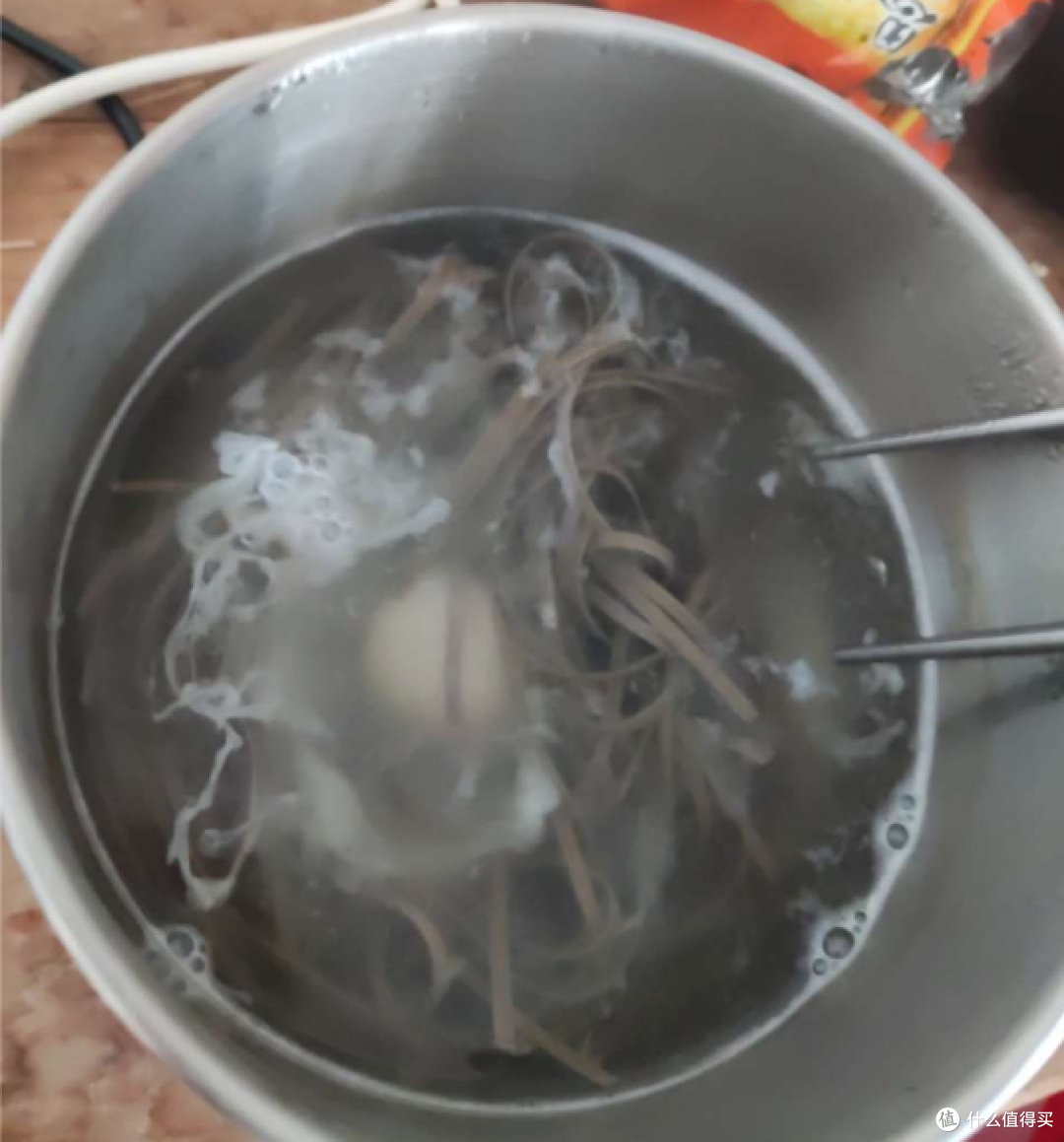 ▲水烧开后，把面下进去、在放个鸡蛋煮一分钟，关火