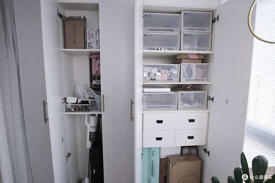 70平小户型,主卧不装“衣柜”,这样隔成衣帽间,更加美貌又实用