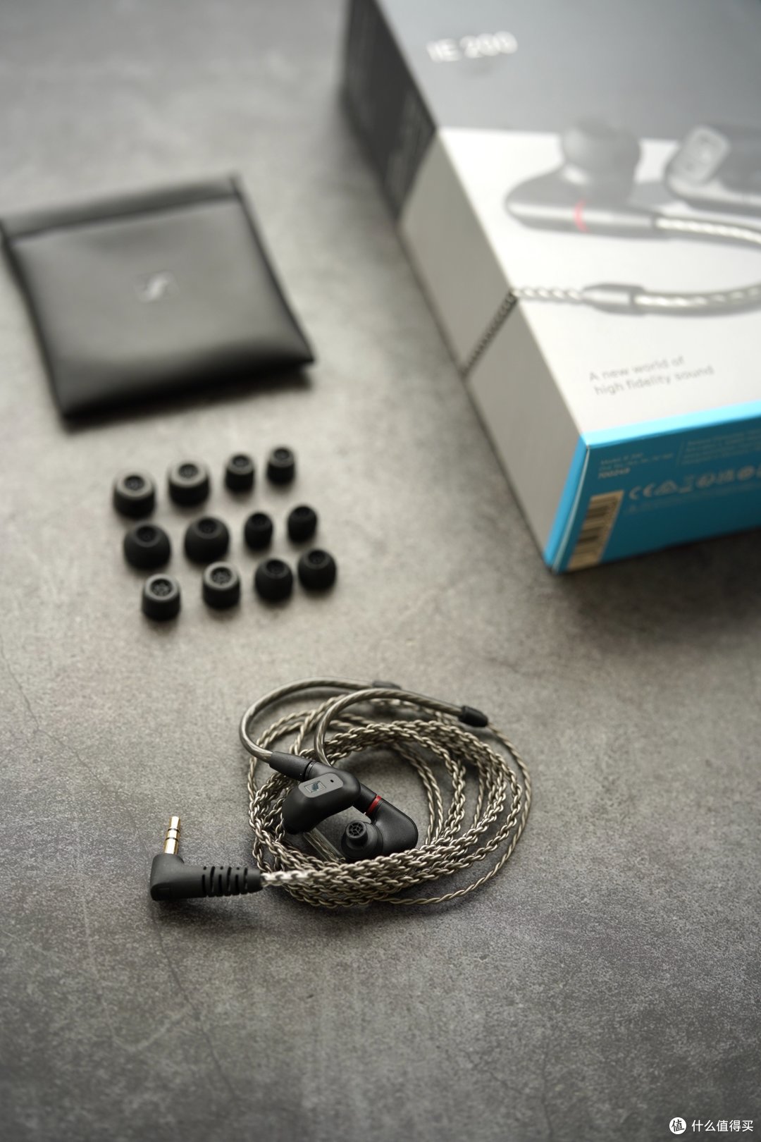 mmcx母座还是带凹口,所以如果以后想换平衡线,可以直接买ie600/900的