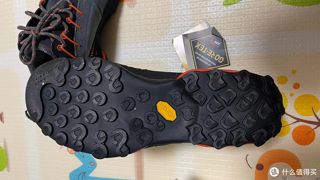 鞋底 Vibram 估计很抗造--应该后期也可更换