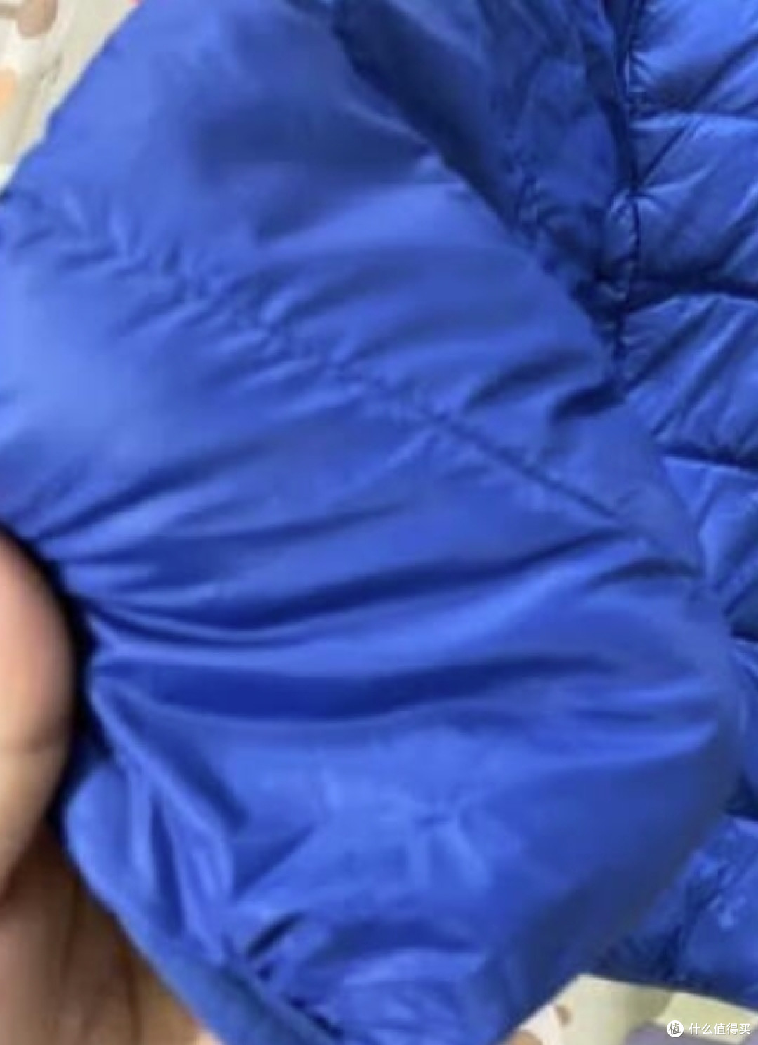 买了件蓝色的衣服给孩子