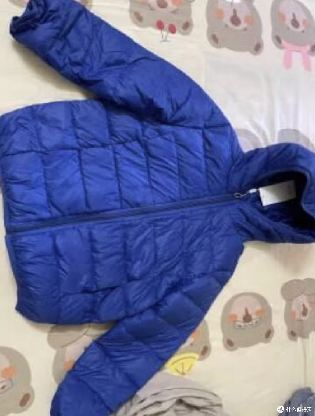 买了件蓝色的衣服给孩子