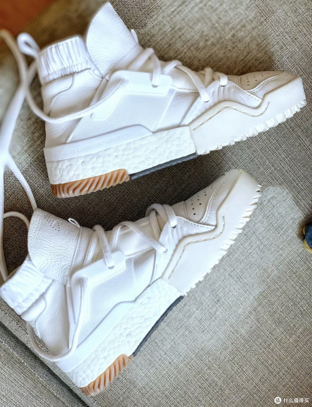 除了YEEZY,这双颜值超高又不烂大街的小白鞋更适合你