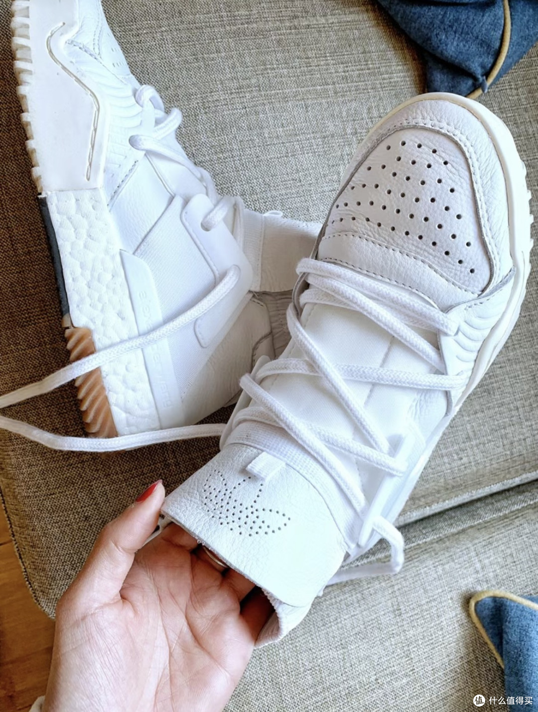 除了YEEZY,这双颜值超高又不烂大街的小白鞋更适合你