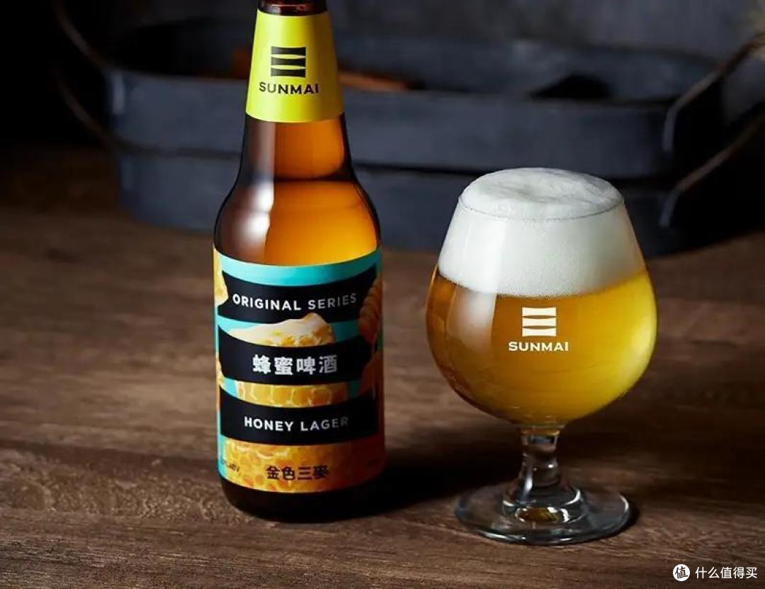 金色三麦精酿啤酒，甘甜蜜香，口感精致