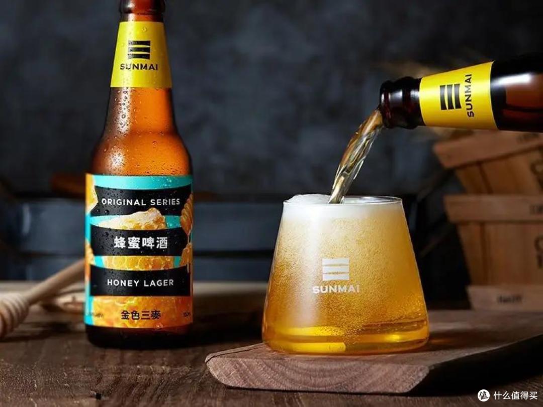 金色三麦精酿啤酒，甘甜蜜香，口感精致