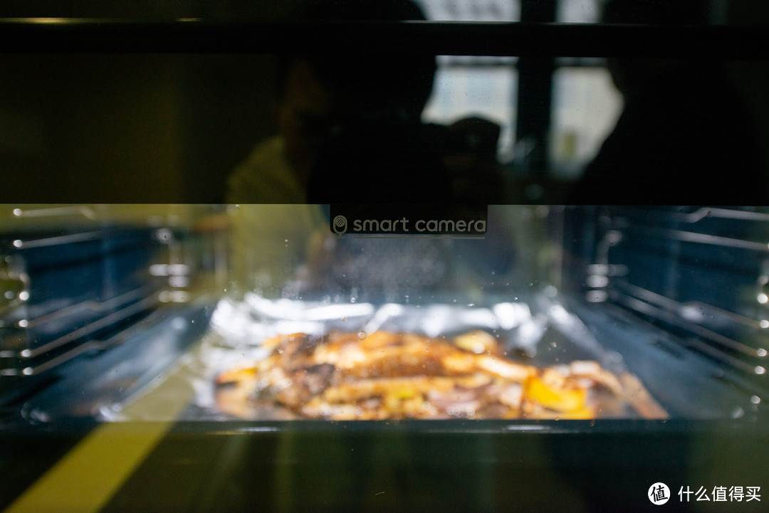 智能化的蒸烤一体机， 居然能拍摄能直播能发朋友圈， 你信吗？ 而且要知道制作美食是一个相当治愈的过程
