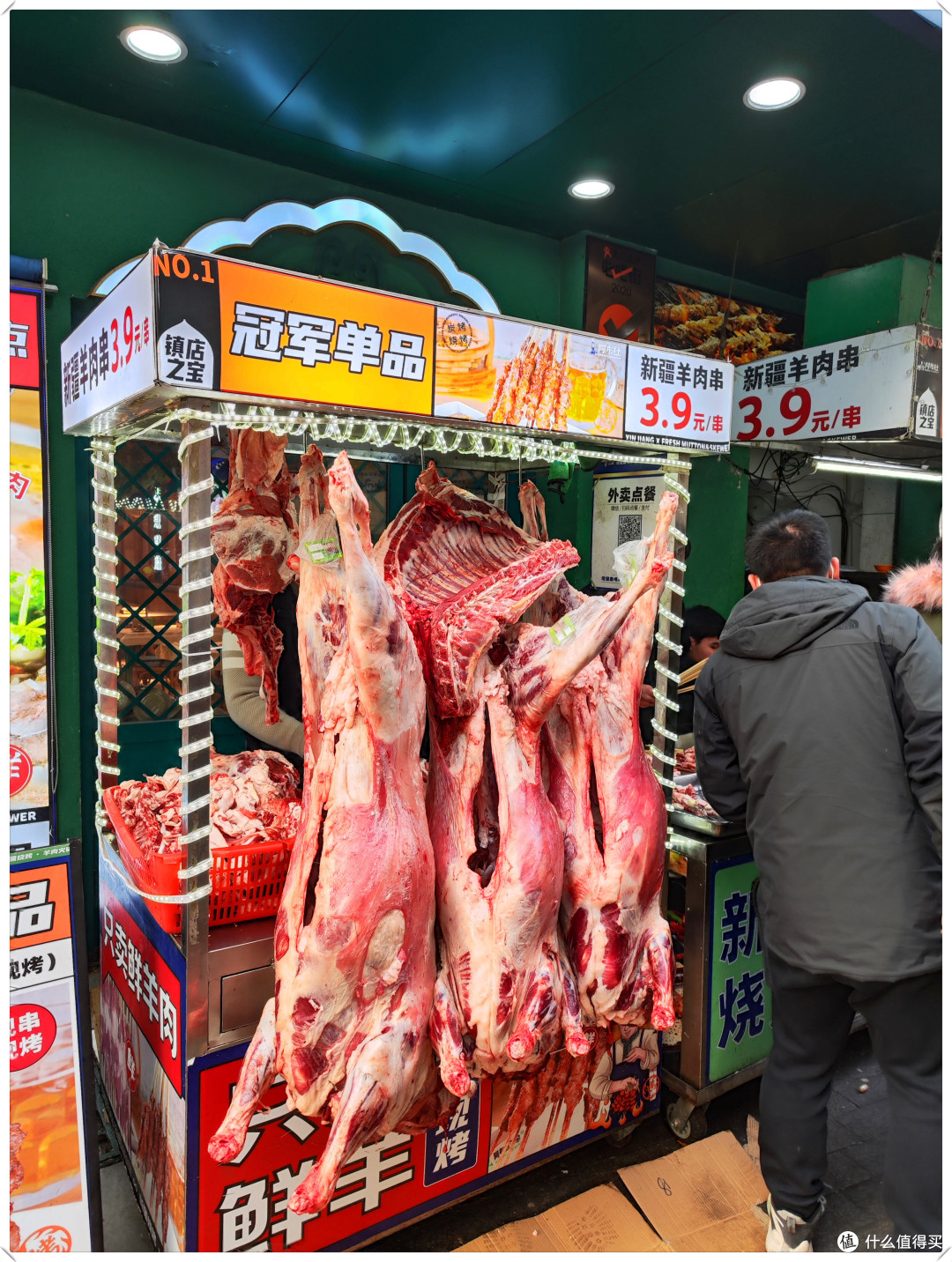 我第一次看到羊肉串 会把一整只羊挂外面
