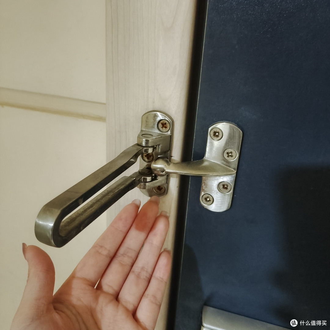 临时出租屋的家装小技巧：自从出租屋门上装着它，整个人都安心了许多。