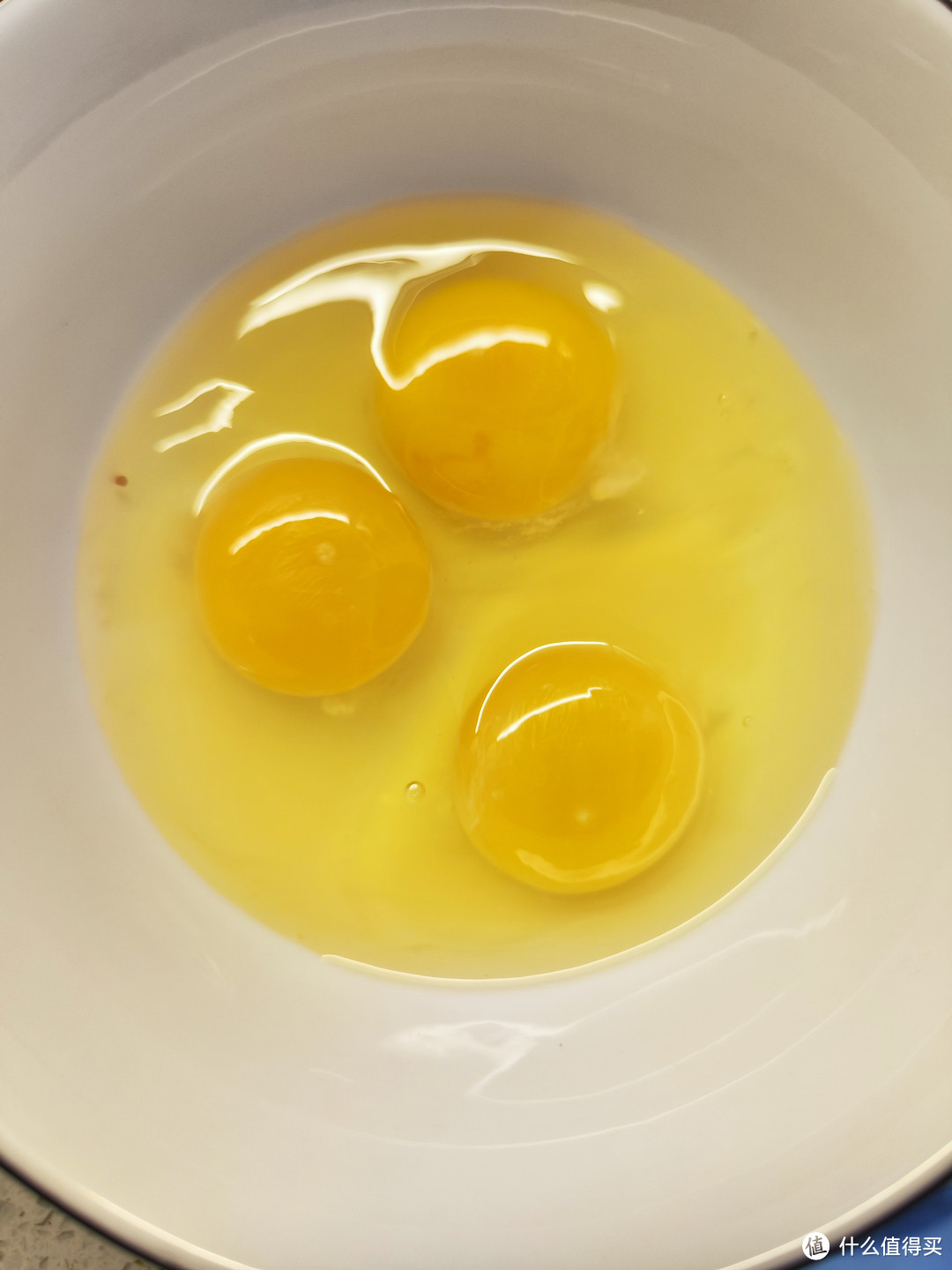 鸡蛋入碗