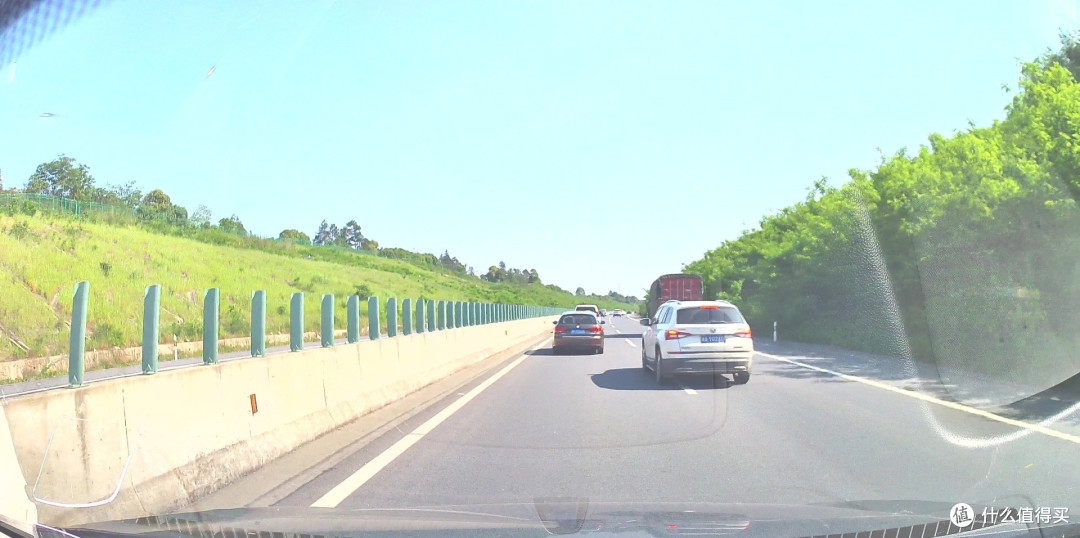 高速行驶怎样安全超越大车?老司机都会这样做,里面学问可大了