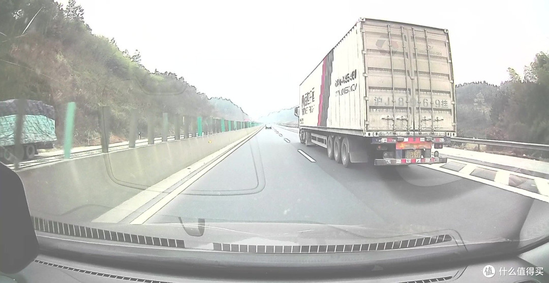 高速行驶怎样安全超越大车?老司机都会这样做,里面学问可大了
