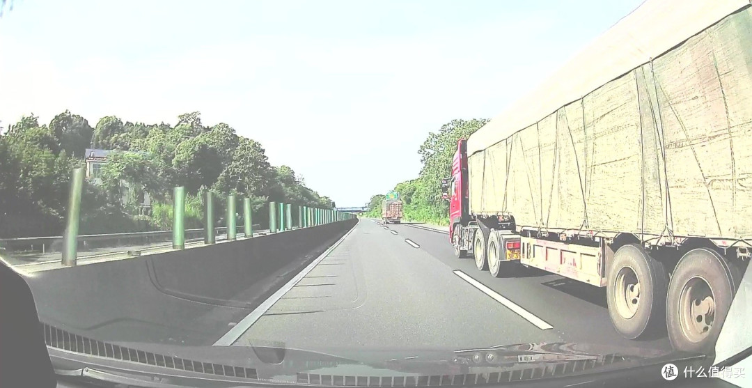 高速行驶怎样安全超越大车?老司机都会这样做,里面学问可大了
