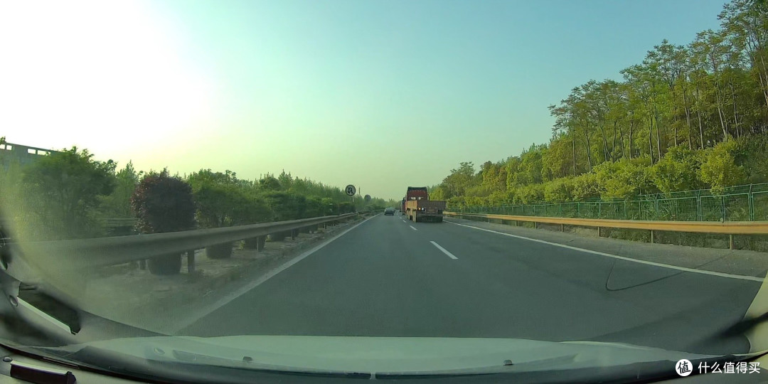 高速行驶怎样安全超越大车?老司机都会这样做,里面学问可大了