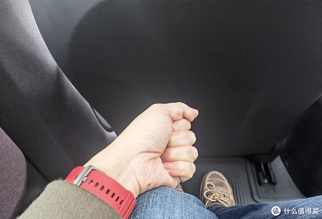 前排调到我日常的位置,腿部空间大概两拳多点。