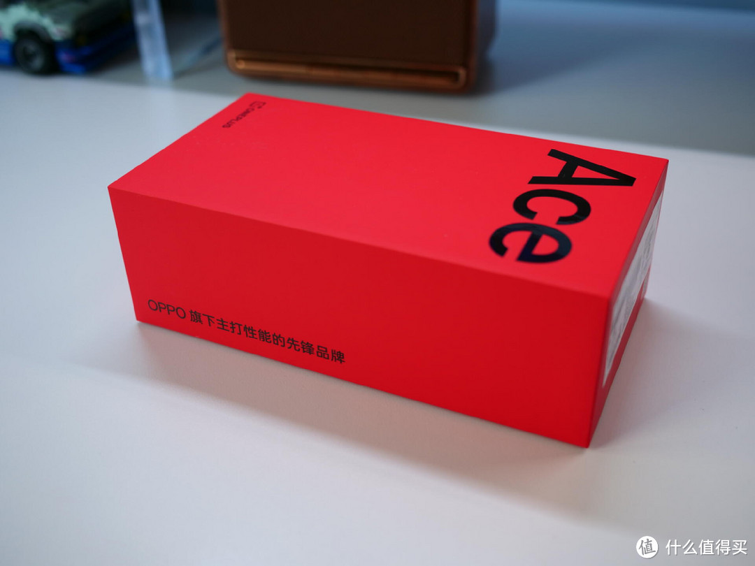 有摸过一加手机,但是看到这个品牌高辨识度红色包装盒还是莫名的熟悉