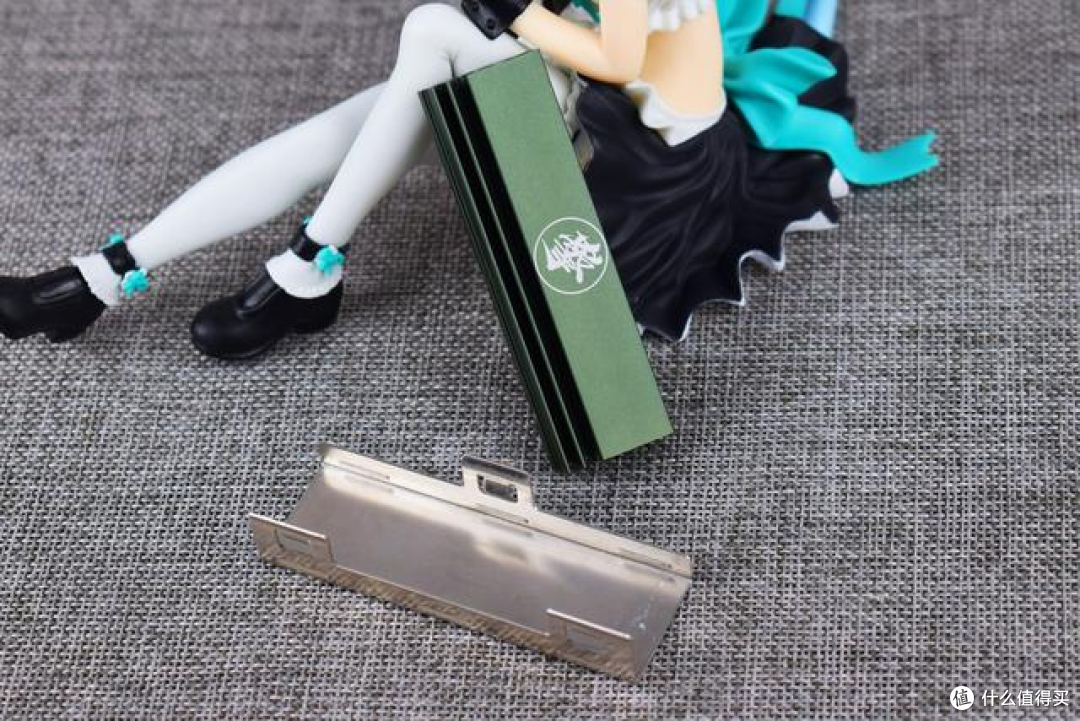 开箱体验| 速度与容量的碰撞——影驰 擎 V2 SSD