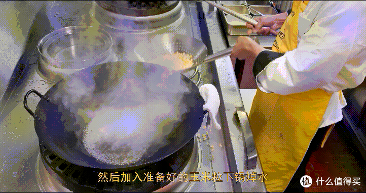 厨师长教你:“金沙玉米”的家常做法,咸香美味,颗颗酥脆