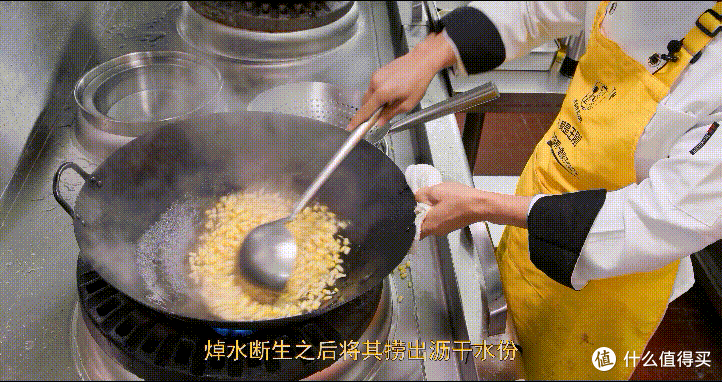 厨师长教你:“金沙玉米”的家常做法,咸香美味,颗颗酥脆