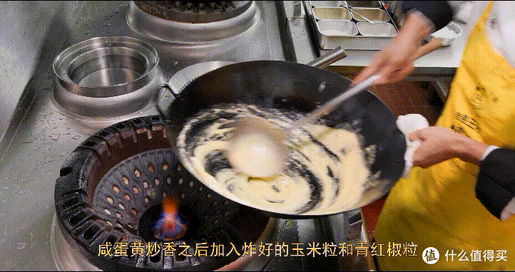 厨师长教你:“金沙玉米”的家常做法,咸香美味,颗颗酥脆