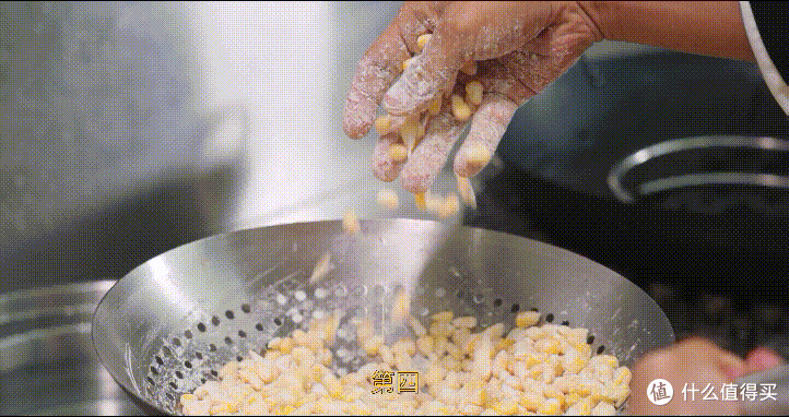 厨师长教你:“金沙玉米”的家常做法,咸香美味,颗颗酥脆